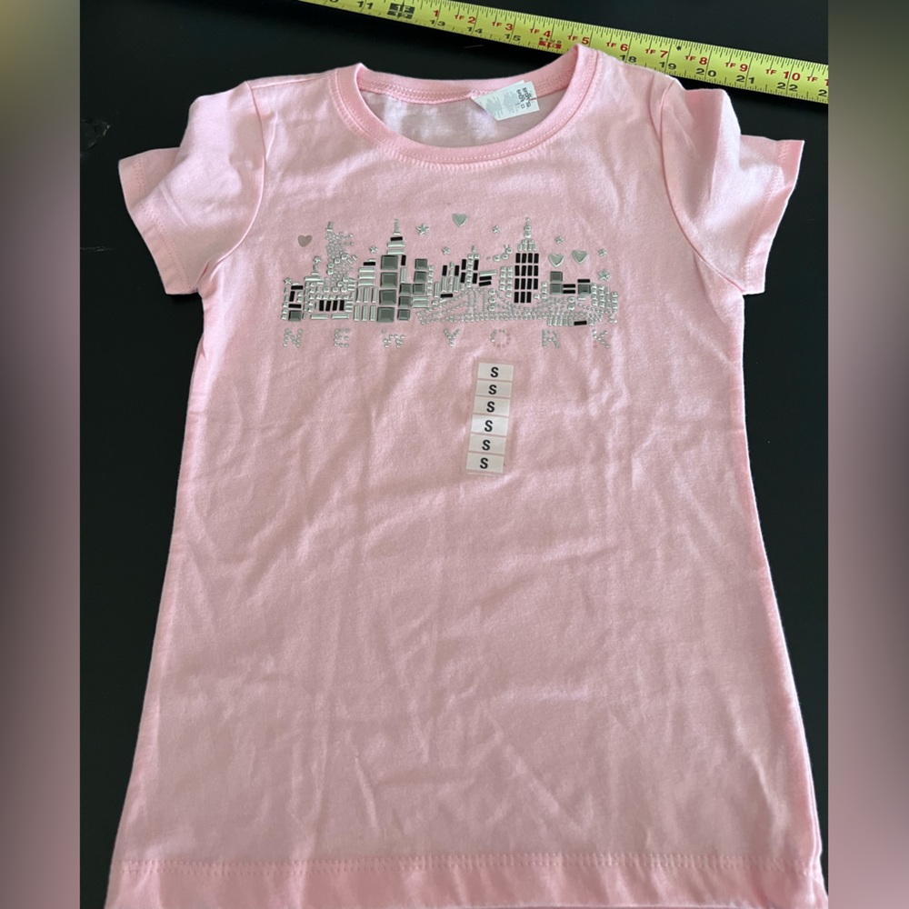 New Next Level girls shirt. Size small (5/6). Adorable New York city skyline!